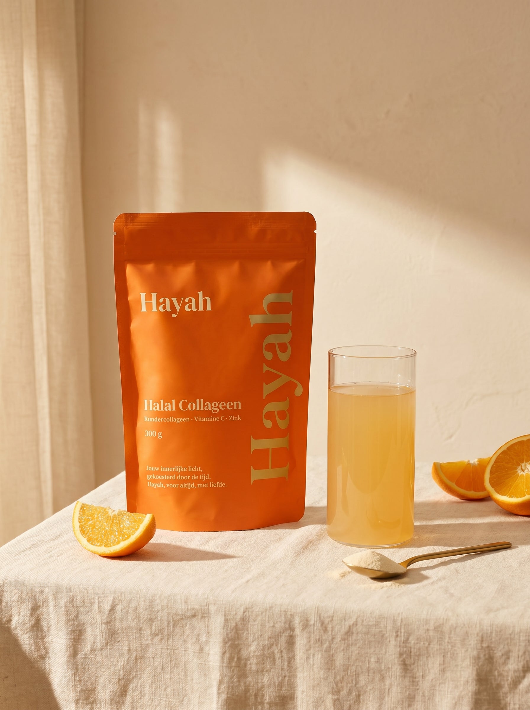Hayah halal collageen pouch in ochtendlicht, naast een glas collageendrank